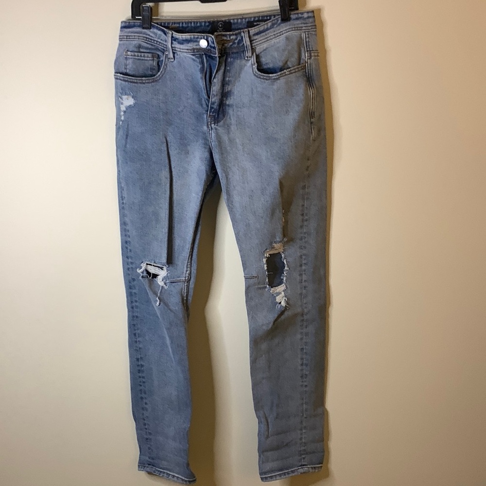 Men’s light-wash jeans